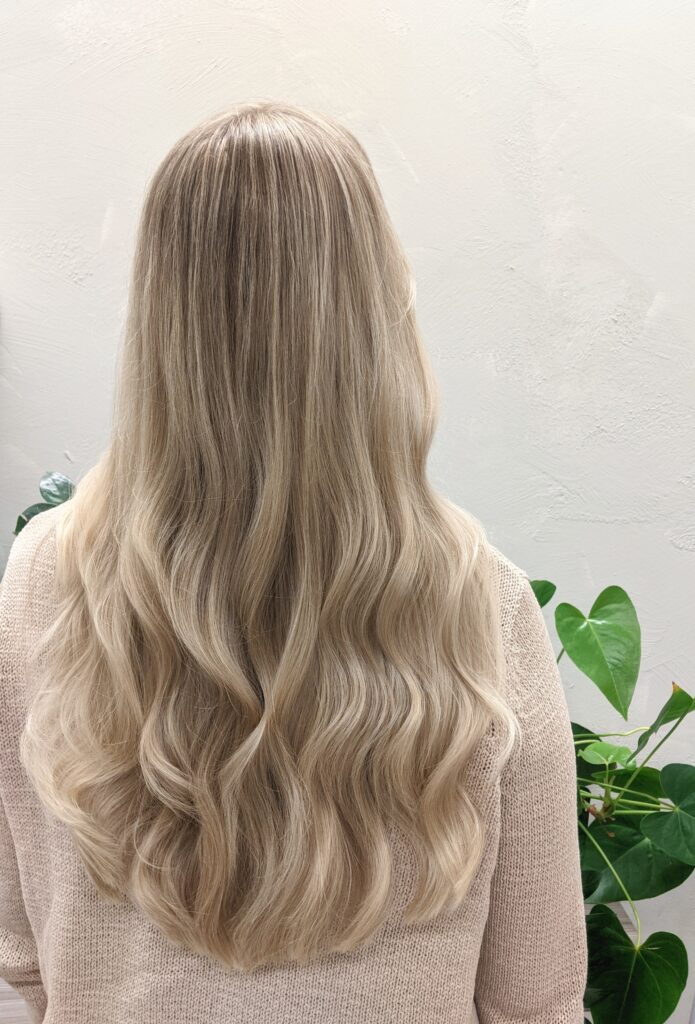 Omin Helsinki | Balayage, raidoitus, beige-blonde